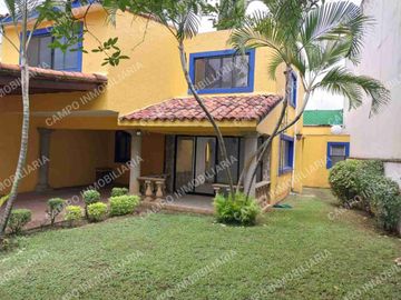 SE VENDE MAGNÍFICA CASA SOBRE AVENIDA VICENTE GUERRERO COL. AMPLIACIÓN MARAVILLAS.