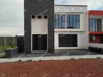 EN VENTA HERMOSA CASA