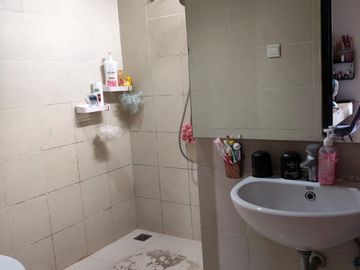 DISEWA RUMAH 2 TINGKAT FULL FURNISHED DI GRAND WISATA BEKASI