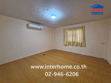 3.5-story commercial building, 35.1 sq.wah, Nonthaburi Housing Community, Soi Tiwanon-Pakkret 15, Tiwanon Road, Pakkret, Nonthaburi.