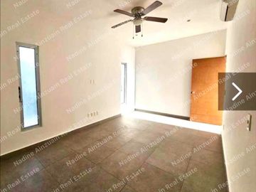 AMPLIA  CASA DE 3 NIVELES EN RENTA UBICADA EN RESIDENCIAL AQUA, 4 RECÁMARAS, ALBERCA PROPIA, SEGURIDAD 24 HORAS.