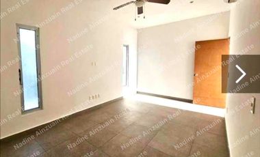 AMPLIA  CASA DE 3 NIVELES EN RENTA UBICADA EN RESIDENCIAL AQUA, 4 RECÁMARAS, ALBERCA PROPIA, SEGURIDAD 24 HORAS.