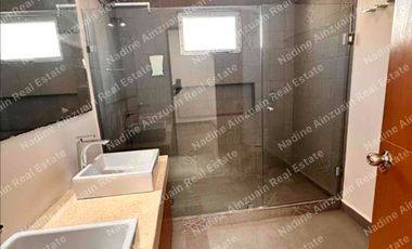 AMPLIA  CASA DE 3 NIVELES EN RENTA UBICADA EN RESIDENCIAL AQUA, 4 RECÁMARAS, ALBERCA PROPIA, SEGURIDAD 24 HORAS.