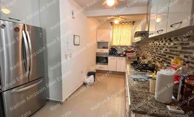 SE VENDE CASA DE 3 NIVELES  EN SM 43 ZONA CENTRO, 4 RECÁMARAS, CONDOMINIO CON ALBERCA Y ACCESO CONTROLADO.