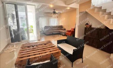 SE VENDE CASA DE 3 NIVELES  EN SM 43 ZONA CENTRO, 4 RECÁMARAS, CONDOMINIO CON ALBERCA Y ACCESO CONTROLADO.