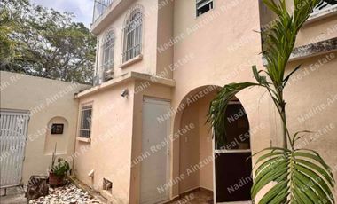 SE VENDE CASA DE 3 NIVELES  EN SM 43 ZONA CENTRO, 4 RECÁMARAS, CONDOMINIO CON ALBERCA Y ACCESO CONTROLADO.
