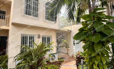 SE VENDE CASA DE 3 NIVELES  EN SM 43 ZONA CENTRO, 4 RECÁMARAS, CONDOMINIO CON ALBERCA Y ACCESO CONTROLADO.
