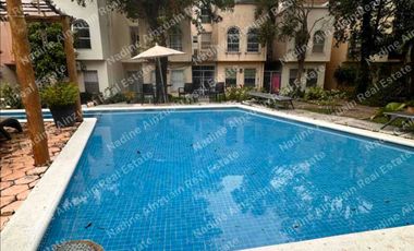 SE VENDE CASA DE 3 NIVELES  EN SM 43 ZONA CENTRO, 4 RECÁMARAS, CONDOMINIO CON ALBERCA Y ACCESO CONTROLADO.