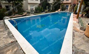 SE VENDE CASA DE 3 NIVELES  EN SM 43 ZONA CENTRO, 4 RECÁMARAS, CONDOMINIO CON ALBERCA Y ACCESO CONTROLADO.