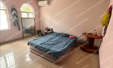 SE VENDE CASA DE 3 NIVELES  EN SM 43 ZONA CENTRO, 4 RECÁMARAS, CONDOMINIO CON ALBERCA Y ACCESO CONTROLADO.