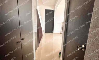 SE VENDE CASA DE 3 NIVELES  EN SM 43 ZONA CENTRO, 4 RECÁMARAS, CONDOMINIO CON ALBERCA Y ACCESO CONTROLADO.