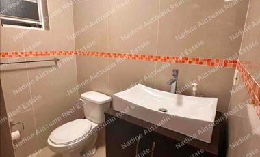 SE VENDE CASA DE 3 NIVELES  EN SM 43 ZONA CENTRO, 4 RECÁMARAS, CONDOMINIO CON ALBERCA Y ACCESO CONTROLADO.