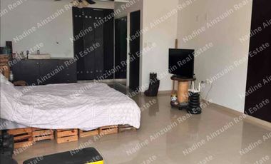 SE VENDE CASA DE 3 NIVELES  EN SM 43 ZONA CENTRO, 4 RECÁMARAS, CONDOMINIO CON ALBERCA Y ACCESO CONTROLADO.