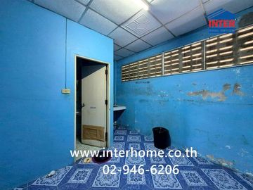 Two-story townhome, 16 sq.wa., Jutaphat Ladlumkaew Village, near Udomsap Market, on the main road, Soi Wat Bo Thong, Ladlumkaew-Pathum Thani Road, Lad