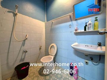 Two-story townhome, 16 sq.wa., Jutaphat Ladlumkaew Village, near Udomsap Market, on the main road, Soi Wat Bo Thong, Ladlumkaew-Pathum Thani Road, Lad