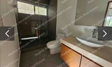 SE VENDE CASA DE  3 NIVELES 4 RECÁMARAS, ALBERCA PRIVADA. UBICADA EN RESIDENCIAL AQUA BY  CUMBRES CANCÚN. AMENIDADES, 2 CASAS CLUB, SEGURIDAD 24 HORAS.