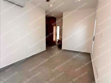 SE VENDE CASA DE  3 NIVELES 4 RECÁMARAS, ALBERCA PRIVADA. UBICADA EN RESIDENCIAL AQUA BY  CUMBRES CANCÚN. AMENIDADES, 2 CASAS CLUB, SEGURIDAD 24 HORAS.