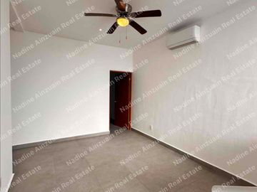 SE VENDE CASA DE  3 NIVELES 4 RECÁMARAS, ALBERCA PRIVADA. UBICADA EN RESIDENCIAL AQUA BY  CUMBRES CANCÚN. AMENIDADES, 2 CASAS CLUB, SEGURIDAD 24 HORAS.