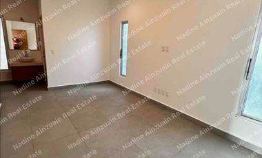 SE VENDE CASA DE  3 NIVELES 4 RECÁMARAS, ALBERCA PRIVADA. UBICADA EN RESIDENCIAL AQUA BY  CUMBRES CANCÚN. AMENIDADES, 2 CASAS CLUB, SEGURIDAD 24 HORAS.