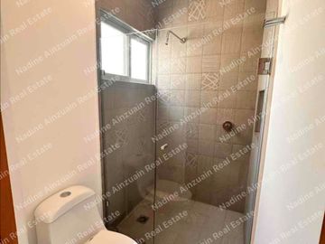 SE VENDE CASA DE  3 NIVELES 4 RECÁMARAS, ALBERCA PRIVADA. UBICADA EN RESIDENCIAL AQUA BY  CUMBRES CANCÚN. AMENIDADES, 2 CASAS CLUB, SEGURIDAD 24 HORAS.