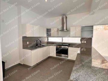 SE VENDE CASA DE  3 NIVELES 4 RECÁMARAS, ALBERCA PRIVADA. UBICADA EN RESIDENCIAL AQUA BY  CUMBRES CANCÚN. AMENIDADES, 2 CASAS CLUB, SEGURIDAD 24 HORAS.