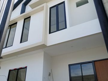 HOT ITEM! Mulyosari Rumah Baru Dua Lantai, Kamar Tidur 4+1