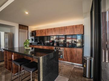 Penthouse De Lujo En Venta En Playa del Carmen, Amueblado, Con Vista Al Mar y Roof Garden Privado