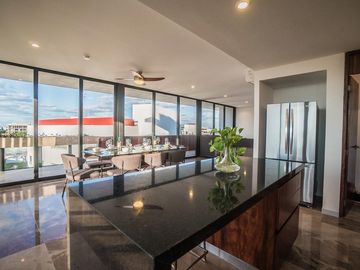 Penthouse De Lujo En Venta En Playa del Carmen, Amueblado, Con Vista Al Mar y Roof Garden Privado