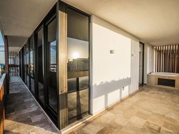 Penthouse De Lujo En Venta En Playa del Carmen, Amueblado, Con Vista Al Mar y Roof Garden Privado