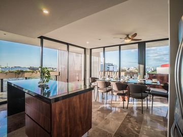 Penthouse De Lujo En Venta En Playa del Carmen, Amueblado, Con Vista Al Mar y Roof Garden Privado