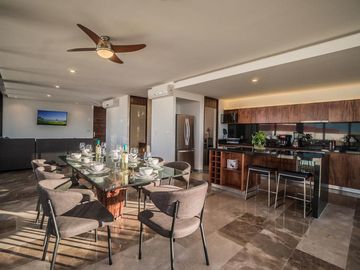 Penthouse De Lujo En Venta En Playa del Carmen, Amueblado, Con Vista Al Mar y Roof Garden Privado