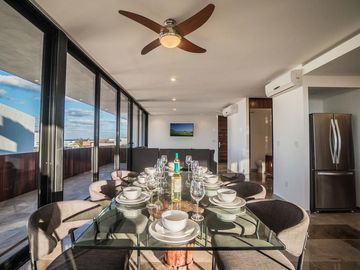 Penthouse De Lujo En Venta En Playa del Carmen, Amueblado, Con Vista Al Mar y Roof Garden Privado