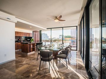 Penthouse De Lujo En Venta En Playa del Carmen, Amueblado, Con Vista Al Mar y Roof Garden Privado