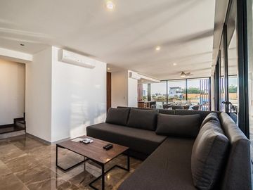 Penthouse De Lujo En Venta En Playa del Carmen, Amueblado, Con Vista Al Mar y Roof Garden Privado