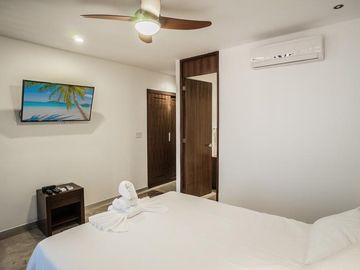 Penthouse De Lujo En Venta En Playa del Carmen, Amueblado, Con Vista Al Mar y Roof Garden Privado