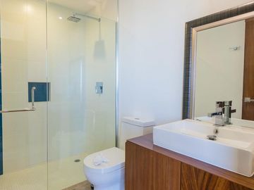 Penthouse De Lujo En Venta En Playa del Carmen, Amueblado, Con Vista Al Mar y Roof Garden Privado