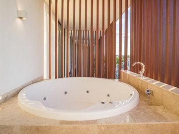 Penthouse De Lujo En Venta En Playa del Carmen, Amueblado, Con Vista Al Mar y Roof Garden Privado