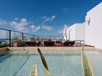 Penthouse De Lujo En Venta En Playa del Carmen, Amueblado, Con Vista Al Mar y Roof Garden Privado