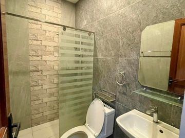 ALMOST NEW TIMELESS MODERN HOME WITH FUNCTIONAL SPACES NEAR CLARK