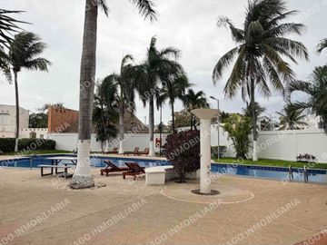 Casa en venta con alberca, jardines, gimnasio y seguridad en Quinta Madeira frente a la gran plaza