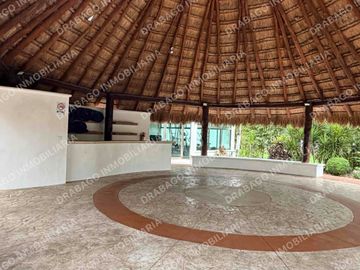 Casa en venta con alberca, jardines, gimnasio y seguridad en Quinta Madeira frente a la gran plaza