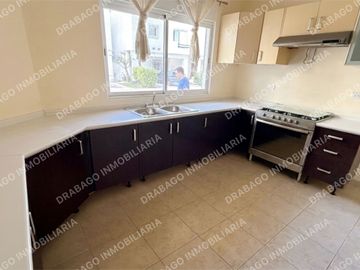 Casa en venta con alberca, jardines, gimnasio y seguridad en Quinta Madeira frente a la gran plaza