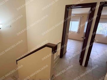 Casa en venta con alberca, jardines, gimnasio y seguridad en Quinta Madeira frente a la gran plaza