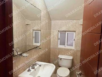 Casa en venta con alberca, jardines, gimnasio y seguridad en Quinta Madeira frente a la gran plaza