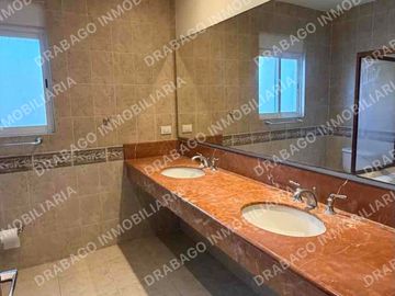 Casa en venta con alberca, jardines, gimnasio y seguridad en Quinta Madeira frente a la gran plaza