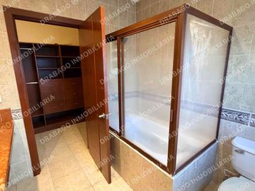 Casa en venta con alberca, jardines, gimnasio y seguridad en Quinta Madeira frente a la gran plaza