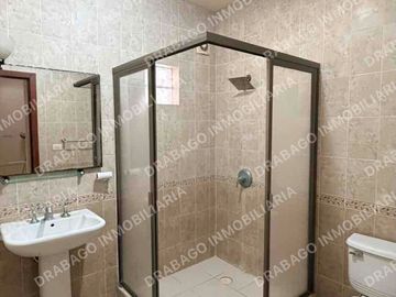 Casa en venta con alberca, jardines, gimnasio y seguridad en Quinta Madeira frente a la gran plaza