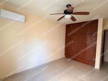 Casa en venta con alberca, jardines, gimnasio y seguridad en Quinta Madeira frente a la gran plaza