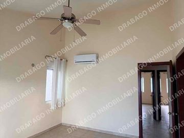 Casa en venta con alberca, jardines, gimnasio y seguridad en Quinta Madeira frente a la gran plaza
