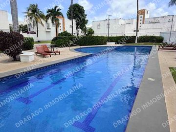 Casa en venta con alberca, jardines, gimnasio y seguridad en Quinta Madeira frente a la gran plaza